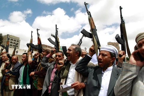 Lực lượng ủng hộ phiến quân Hồi giáo Houthi ở Sanaa ngày 17/4. (Nguồn: AFP/TTXVN)