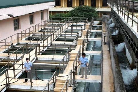 Sản xuất nước sạch ở Công ty kinh doanh nước sạch Hà Nội. (Ảnh: Bùi Tường/TTXVN)