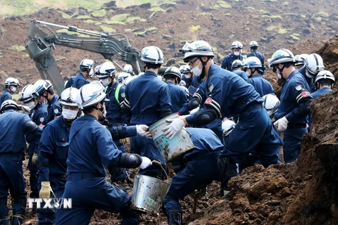 Lực lượng cứu hộ tìm kiếm những người mất tích trong động đất ở Minami-Aso, Kumamoto ngày 19/4. (Nguồn: AFP/TTXVN)