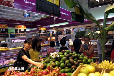 Người dân đến mua sắm tại siêu thị Big C Ninh Bình. (Ảnh: Anh Minh/TTXVN​)