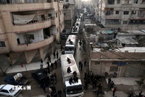 Các đoàn xe chở hàng cứu trợ của Liên hợp quốc chuyển hàng viện trợ tới người dân Syria bị vây hãm ở Kafr Batna, Đông Ghouta. (Nguồn: AFP/TTXVN)