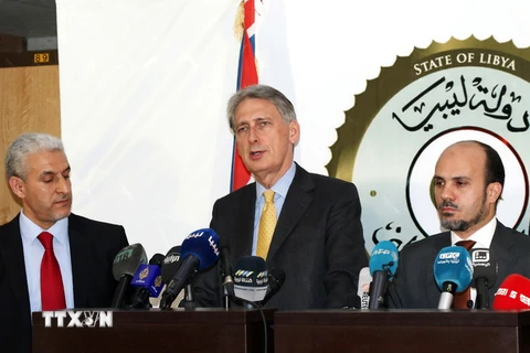 Ngoại trưởng Anh Philip Hammond (giữa) tại cuộc họp báo với các thành viên Chính phủ đoàn kết Libya ở Tripoli ngày 18/4. (Nguồn: AFP/TTXVN)