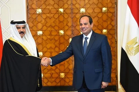 Tổng thống Ai Cập Abdel Fattah El-Sisi và Quốc vương Bahrain Hamad bin Issa al-Khalifa (trái). (Nguồn: AFP)