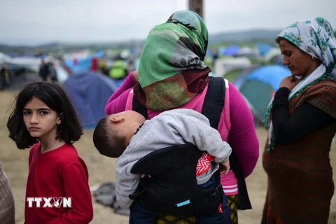 Người tị nạn và di cư bị mắc kẹt tại khu vực biên giới Hy Lạp- Macedonia. (Nguồn: AFP/TTXVN)