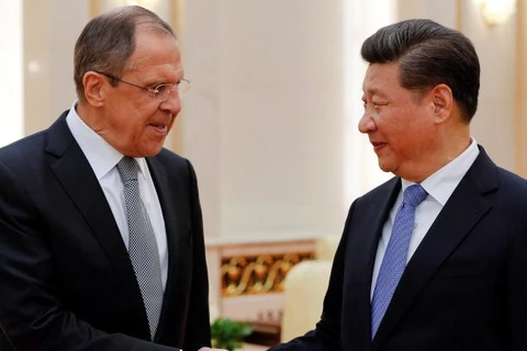 Chủ tịch Trung Quốc Tập Cận Bình (phải) đã tiếp Ngoại trưởng Nga Sergei Lavrov. (Nguồn: Reuters)