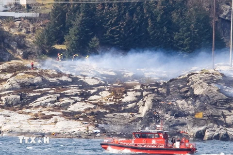 Lực lượng cứu hộ làm nhiệm vụ tại khu vực trực thăng rơi trên bờ biển phía tây Bergen, Na Uy ngày 29/4. (Nguồn: AFP/TTXVN)