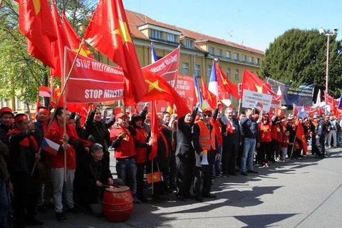 Cuộc biểu tình của người Việt Nam trước Đại sứ quán Trung Quốc ở Prague chiều 29/4. (Nguồn: Aktualne.cz)