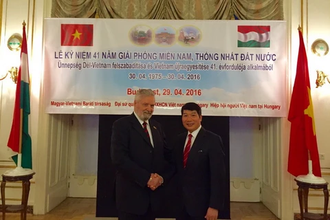 Đại sứ Việt Nam tại Hungary Nguyễn Thanh Tuấn và Chủ tịch Hội Hữu nghị Hung-Việt Botzs Laszlo. (Nguồn: Đại sứ quán Việt Nam tại Hungary)