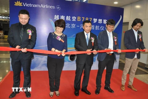 Lãnh đạo Đại sứ quán Việt Nam tại Trung Quốc, lãnh đạo Sân bay quốc tế Thủ đô Bắc Kinh, đại diện Vietnam Airlines tại Trung Quốc cắt băng chào đón chuyến bay đầu tiên tới Bắc Kinh bằng tàu bay mới Boeing B787-9 Dreamliner. (Ảnh: Trung Kiên/TTXVN)