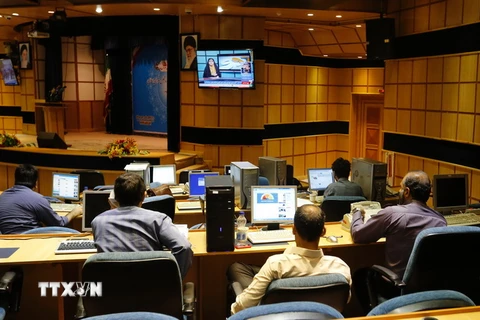 Các nhà báo Iran theo dõi kết quả bầu cử Quốc hội tại phòng báo chí trụ sở Bộ Nội vụ ở Tehran ngày 30/4. (Nguồn: AFP/ TTXVN)