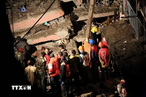 Lực lượng cứu hộ tìm kiếm các nạn nhân mắc kẹt trong đống đổ nát của tòa nhà bị sập ở Kenya ngày 29/4. (Nguồn: AFP/TTXVN)