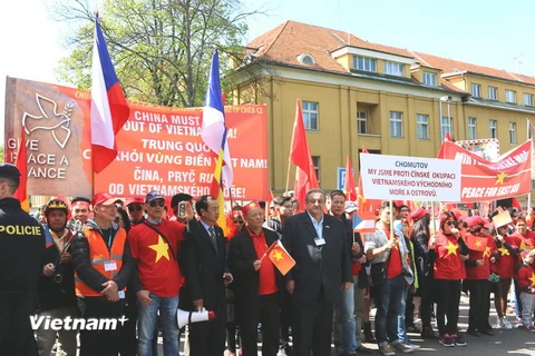 Biểu tình tại Séc phản đối Trung Quốc quân sự hóa ở Biển Đông