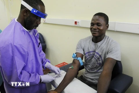 Một bệnh nhân nhiễm virus Ebola được chữa khỏi tại bệnh viện ở Monrovia, Liberia. (Nguồn: AFP/TTXVN)