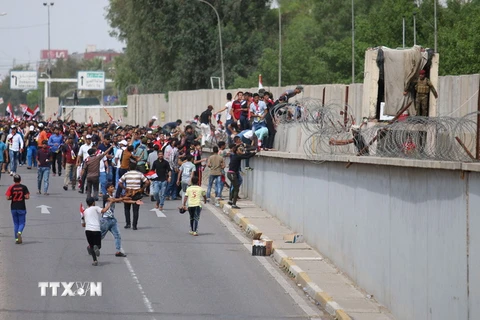 Người biểu tình tại khu vực Vùng Xanh ở thủ đô Baghdad ngày 30/4. (Nguồn: AFP/TTXVN)