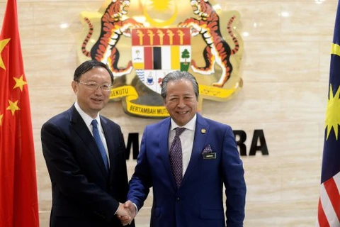 Bộ trưởng Ngoại giao Malaysia Anifah Aman (phải) và Ủy viên Quốc vụ viện Trung Quốc Dương Khiết Trì. (Nguồn: AFP)