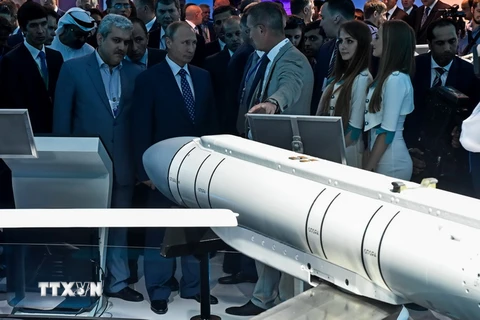 Tổng thống Vladimir Putin (thứ ba trái, hàng đầu) tại triển lãm không gian vũ trụ của Nga. (Nguồn: AFP/TTXVN)