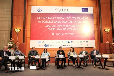 Bàn chủ tọa sự kiện Những ngày Khoa học, Công nghệ và Đổi mới sáng tạo ASEAN-EU 2016. (Ảnh: Anh Tuấn/TTXVN)