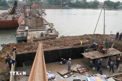 Các đơn vị thi công đang đẩy nhanh tiến độ xây dựng cầu Ghềnh. (Ảnh: Sỹ Tuyên/TTXVN)