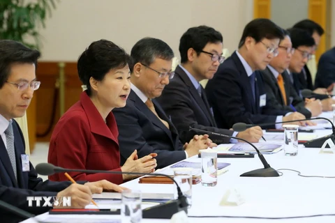 Tổng thống Hàn Quốc Park Geun-Hye (thứ 2, trái) phát biểu trong một cuộc họp ở thủ đô Seoul ngày 12/5. (Nguồn: Yonhap/TTXVN)