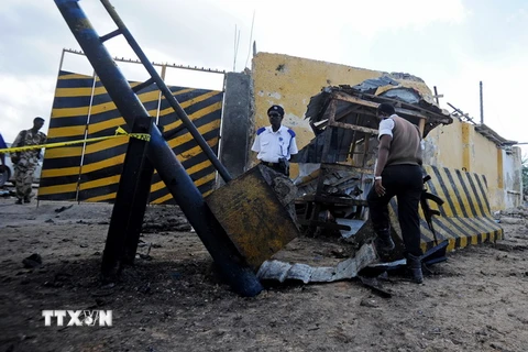 Lực lượng an ninh Somalia làm nhiệm vụ tại hiện trường một vụ nổ bom ở thủ đô Mogadishu ngày 9/5. (Nguồn: AFP/TTXVN)