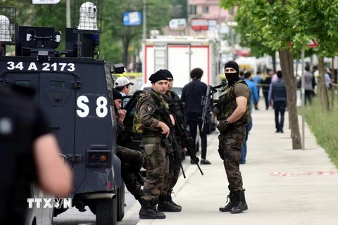 Binh sỹ Thổ Nhĩ Kỳ gác tại hiện trường vụ nổ. (Nguồn: Reuters/TTXVN)