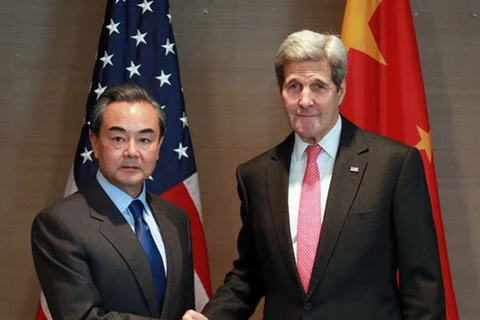 Ngoại trưởng Mỹ John Kerry (phải) và Ngoại trưởng Trung Quốc Vương Nghị. (Nguồn: fmprc.gov.cn)