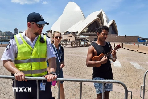 Cảnh sát Australia tuần tra tại khu vực Nhà hát Sydney. (Nguồn: AFP/TTXVN)