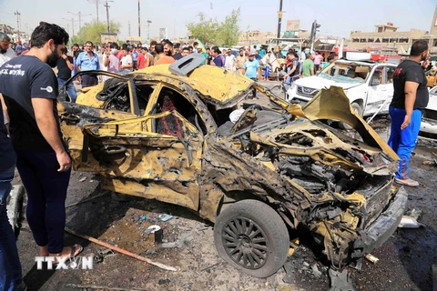 Lực lượng an ninh Iraq điều tra tại hiện trường vụ đánh bom ở Sadr City, phía Đông thủ đô Baghdad ngày 17/5. (Nguồn: THX/TTXVN)