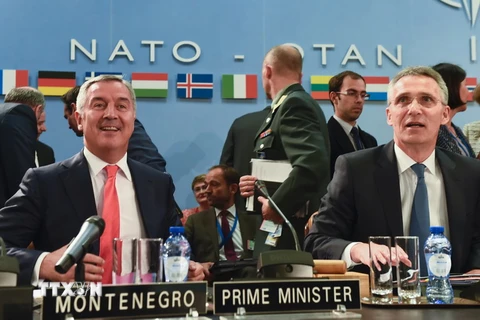 Thủ tướng Montenegro Milo Dukanovic (trái) và Tổng thư ký NATO tại Hội nghị Ngoại trưởng NATO Jens Stoltenberg (phải) tại Hội nghị Ngoại trưởng NATO ở Brussels (Bỉ) ngày 19/5. (Nguồn: AFP/TTXVN)