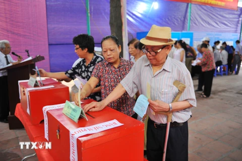 Cử tri bỏ phiếu bầu cử tại khu vực bỏ phiếu số 5, phường Mai Động, quận Hai Bà Trưng (Hà Nội). (Ảnh: Minh Đức/TTXVN)
