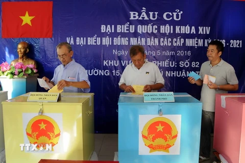 Người dân tham gia bỏ phiếu tại Khu vực bỏ phiếu số 82, Trường Mầm non Sơn Ca 15, 23 Trần Khắc Chân, Phường 15, Phú Nhuận, Thành phố Hồ Chí Minh. (Ảnh: An Hiếu/TTXVN)