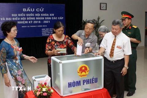 Cử tri bỏ phiếu bầu cử tại Khu vực bỏ phiếu số 9, phường Phú Thượng, quận Tây Hồ, Thành phố Hà Nội. (Ảnh: Nhật Anh/TTXVN)