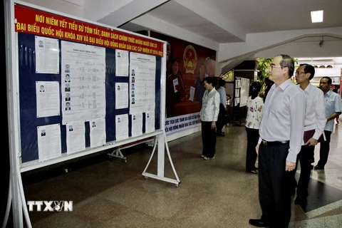 Ông Nguyễn Thiện Nhân cùng đoàn kiểm tra công tác chuẩn bị bầu cử tại Đơn vị bầu cử số 1, khu vực bỏ phiếu số 43, thành phố Hồ Chí Minh. (Ảnh: Thế Anh/TTXVN)