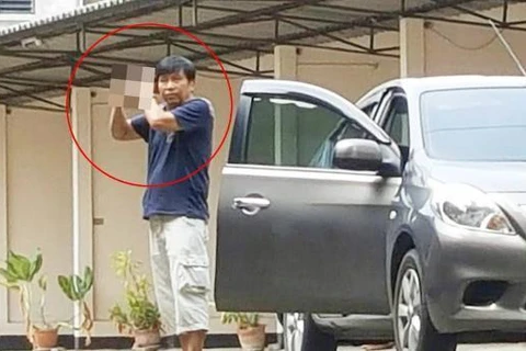 Người đàn ông chĩa súng vào đầu. (Nguồn: chinadaily.com.cn)