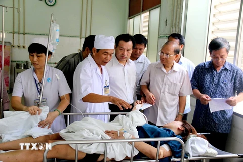 Lãnh đạo tỉnh Bình Thuận thăm hỏi nạn nhân tại Bệnh viện Đa khoa tỉnh Bình Thuận. (Ảnh: Nguyễn Thanh/TTXVN)