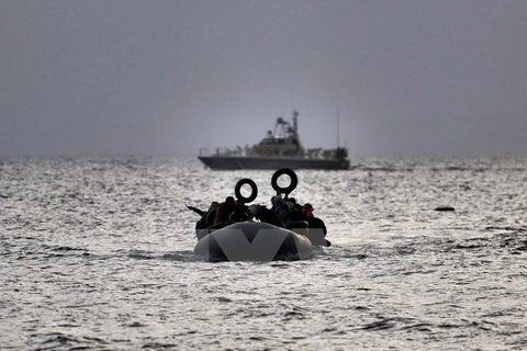 Tàu chở người di cư tới đảo Lesbos, Hy Lạp sau khi hành trình vượt biển Aegean từ Thổ Nhĩ Kỳ. (Nguồn: AFP/TTXVN)
