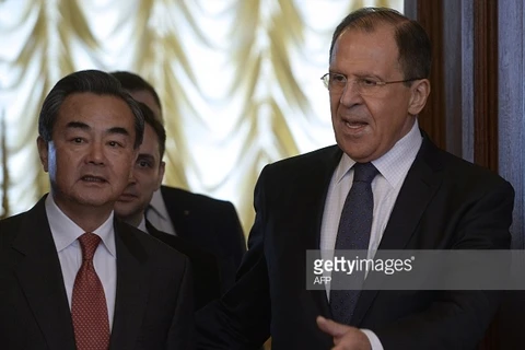 Ngoại trưởng Trung Quốc Vương Nghị (trái) và người đồng cấp Nga Sergei Lavrov. (Nguồn:AFP/Getty Images)