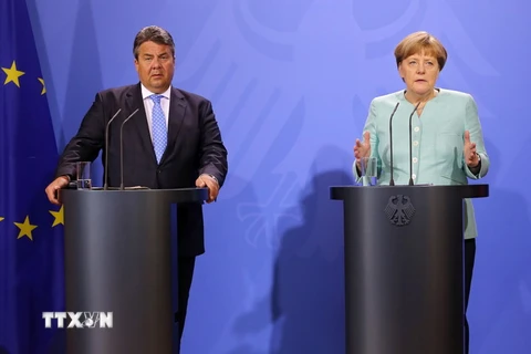 Thủ tướng Đức Angela Merkel (phải) và Phó Thủ tướng phụ trách kinh tế và năng lượng Sigmar Gabriel phát biểu trong cuộc họp báo sau cuộc họp Nội các ở Meseberg ngày 25/5. (Nguồn: EPA/TTXVN)