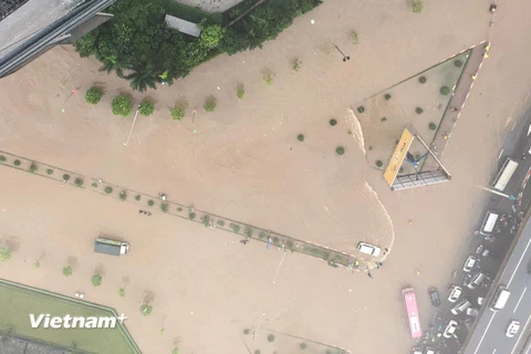 Hà Nội: Các tuyến phố ngập như sông cô lập nhiều khu vực thành ốc đảo 