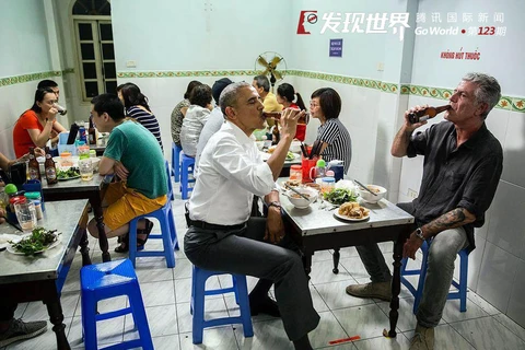 Hình ảnh ông Obama và đầu bếp Anthony Bourdain tại quán bún chả Hương Liên trên trang QQ.