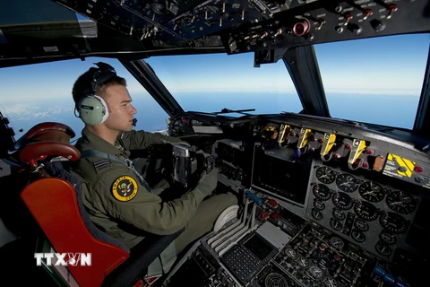 Phi công Russell Adams thuộc Không lực Australia lái máy bay AP-3C Orion trên vùng trời Ấn Độ Dương ngày 20/3/2014 trong chiến dịch tìm kiếm máy bay MH370. (Nguồn: EPA/TTXVN)