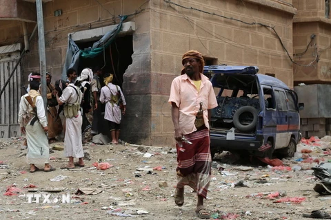 Cảnh đổ nát sau vụ phiến quân Houthi bắn rocket vào một khu chợ đông đúc ở Yemen hồi năm 2015. (Nguồn: AFP/TTXVN)