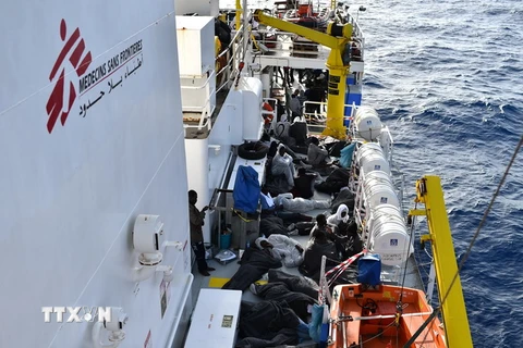 Người di cư được giải cứu trên biển ngày 24/5. (Nguồn: AFP/TTXVN)