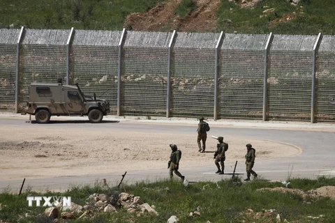 Binh sỹ Israel tuần tra gần hàng rào biên giới Israel-Syria tại Cao nguyên Golan ngày 27/4/2015. (Nguồn: AFP/TTXVN)