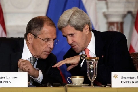 Ngoại trưởng Nga Sergei Lavrov và Ngoại trưởng Mỹ John Kerry. (Nguồn: politicoscope.com)