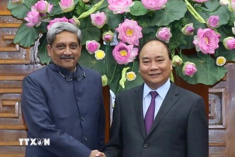 Thủ tướng Nguyễn Xuân Phúc tiếp ông Manohar Parrikar, Bộ trưởng Bộ Quốc phòng Ấn Độ đang thăm chính thức Việt Nam. (Ảnh: Thống Nhất/TTXVN)