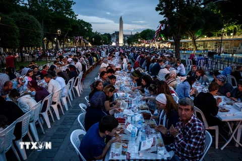 Người Hồi giáo trên thế giới bước vào tháng lễ Ramadan. (Nguồn: AFP/TTXVN)