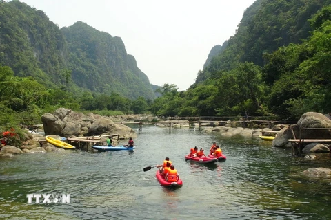Du khách tại khu du lịch Suối Moọc và Sông Chày – Hang Tối trong quần thể du lịch hang động Quảng Bình. (Ảnh: Đức Thọ/TTXVN)
