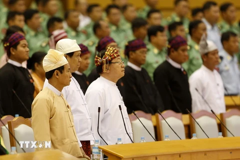 Chủ tịch Hạ viện Myanmar U Win Myint (trái) tại phiên họp. (Nguồn: THX/TTXVN)