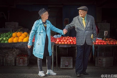 Bộ ảnh thời trang của vợ chồng cụ ông Hàm Đan, 95 tuổi, đang gây sốt trên các trang mạng Trung Quốc. (Nguồn: Nhật báo Hà Bắc)
